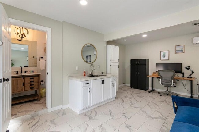 Building Photo - 1707 Deerfield Dr