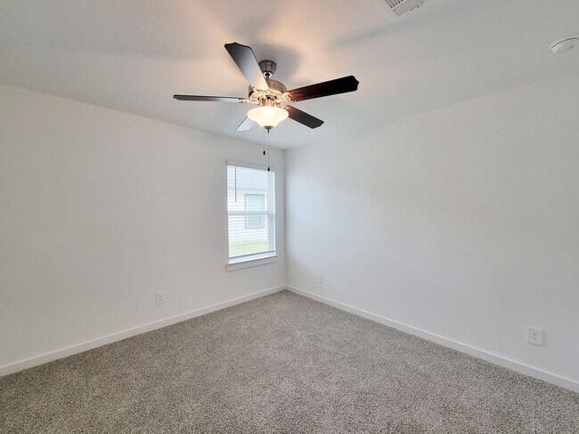 Building Photo - This stunning 4-bedroom, 2-bathroom Rosharon lease features modern upgrades, an open-concept layo...