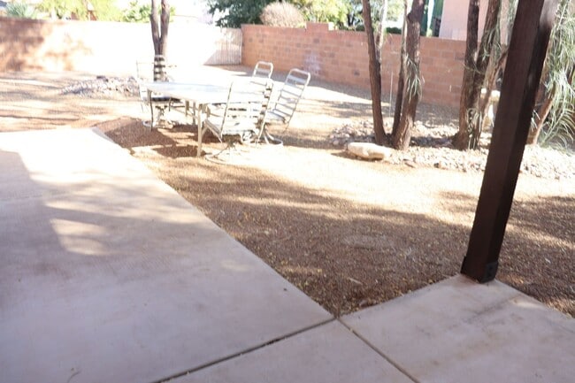 Building Photo - Santa Fe Style Home