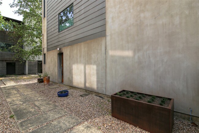 Building Photo - 730 Tulane St