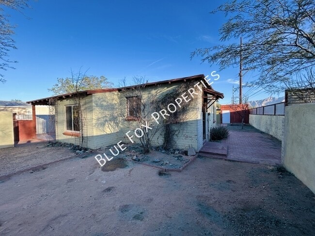 Building Photo - 3021 E Linden St