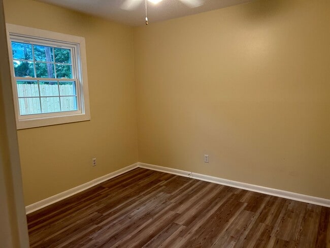 Building Photo - 4 bedroom and 2 bathroom