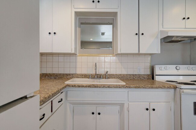 Building Photo - Newly remodeled Duplex in Midwest City