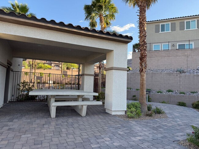 Building Photo - Magnificent Townhome Located In Quail Ridge Community!