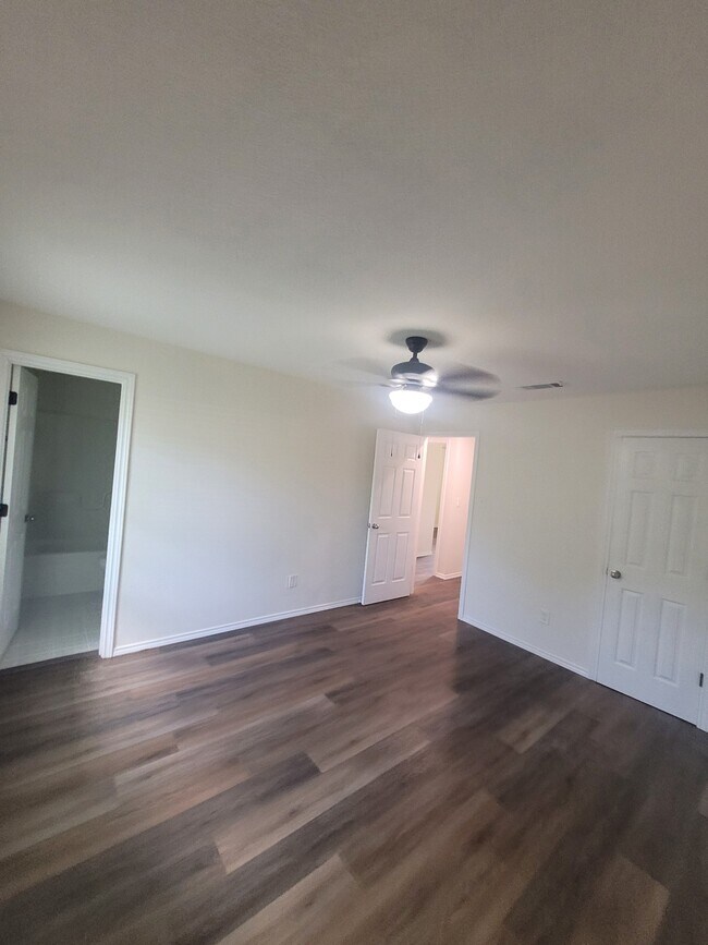 Building Photo - 1003 Pecan St