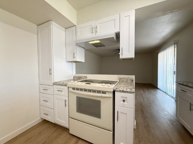 Building Photo - Charming 3-Bedroom Oasis with 2 Full Baths...