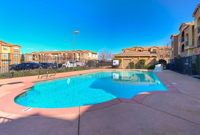 Building Photo - Completely Remodeled Two Bedroom Condo in ...
