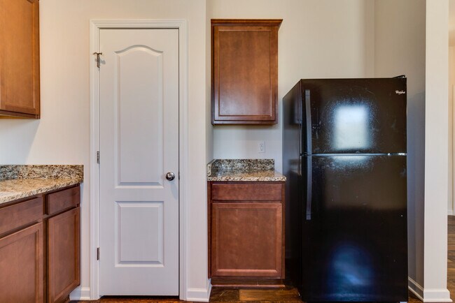 Building Photo - 4 BR/2.5 BA Home - A Rare Rental Between C...