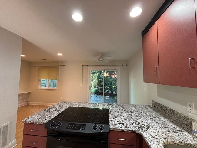 Building Photo - Adorable 1 bedroom 1.5. bath end unit townhouse in Annapolis