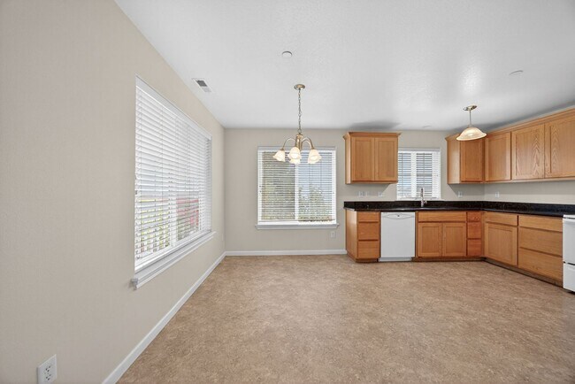 Building Photo - Spacious 2 Bedroom, 2 bath 2nd Floor Apartment