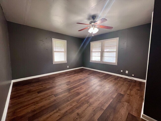 Building Photo - 3 Bedroom in Slaton