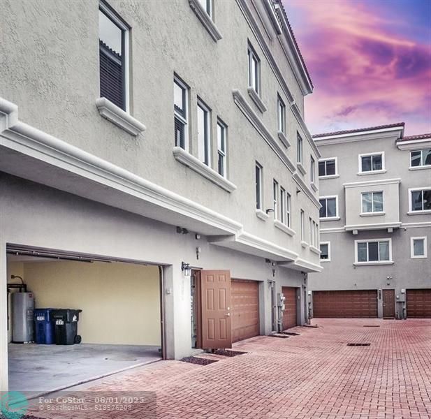 Building Photo - 3035 Riomar St