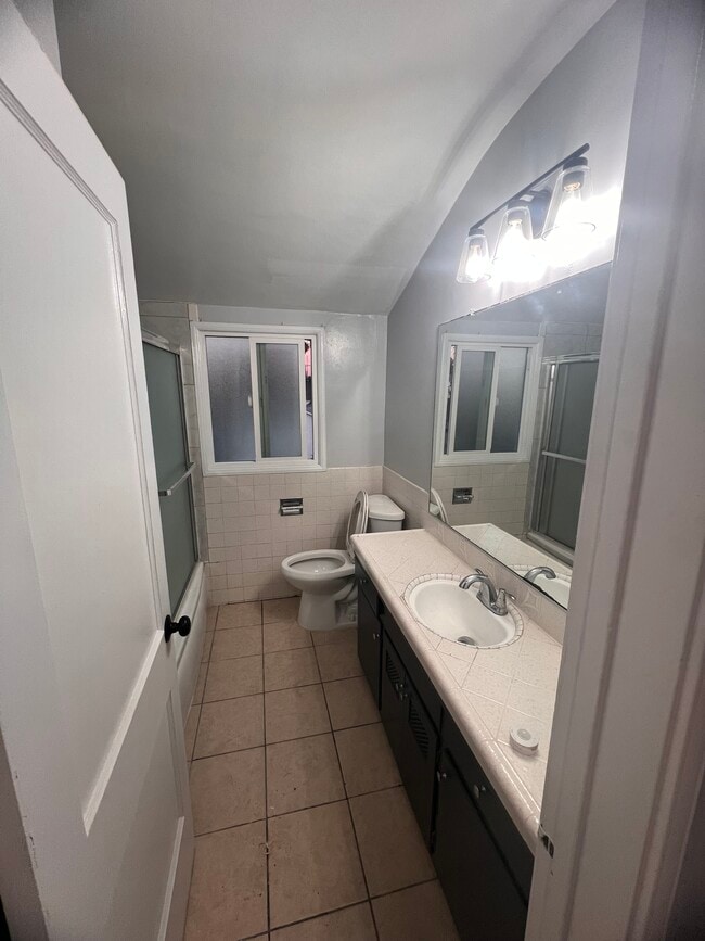 Building Photo - 2402 Schoolside Ave