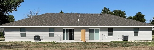 Building Photo - 122 S Russell Ave