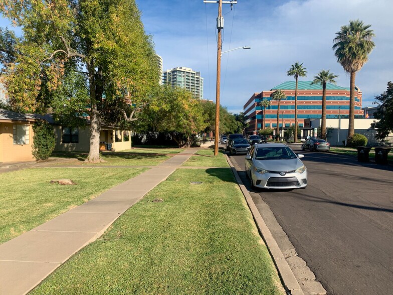 Building Photo - 832 S Maple Ave