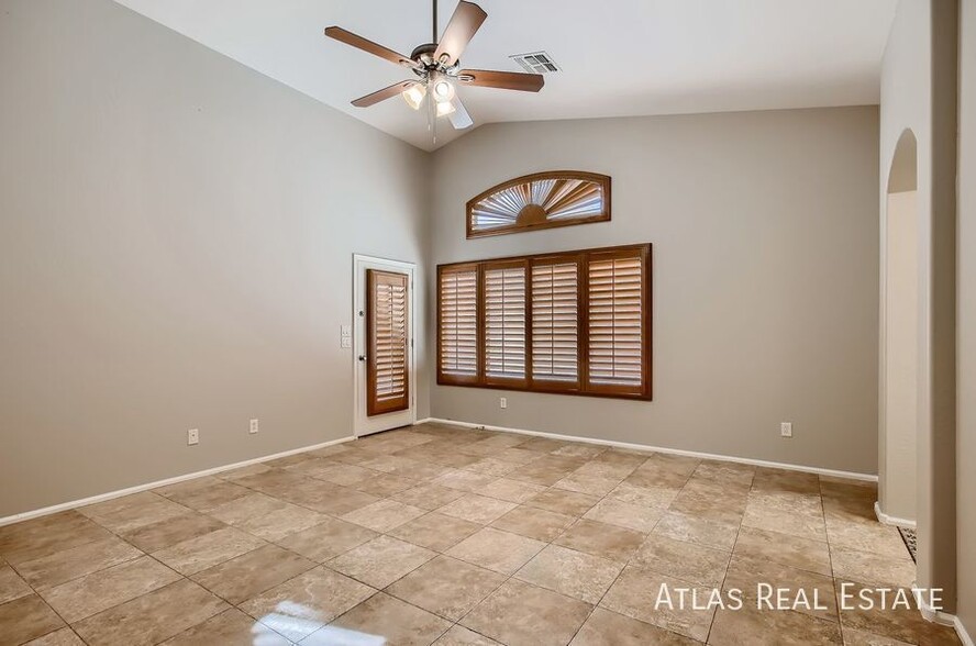 Building Photo - 1305 W Busa Dr