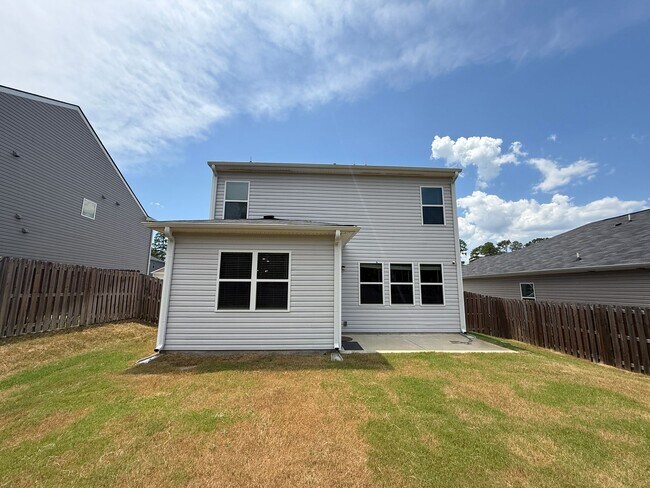 Building Photo - Open concept 4 bed, 2.5 bath home with fen...