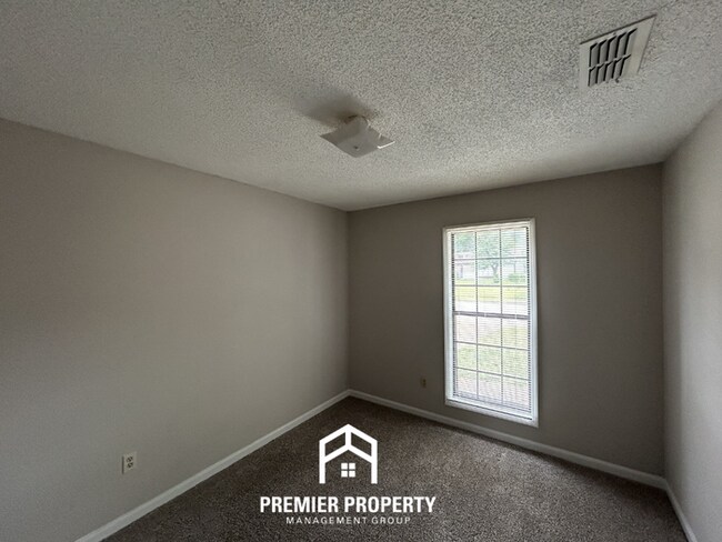 Building Photo - Stunning 3BR/2BA in Southeast Memphis | Vaulted Ceilings & Floor-to-Ceiling Fireplace