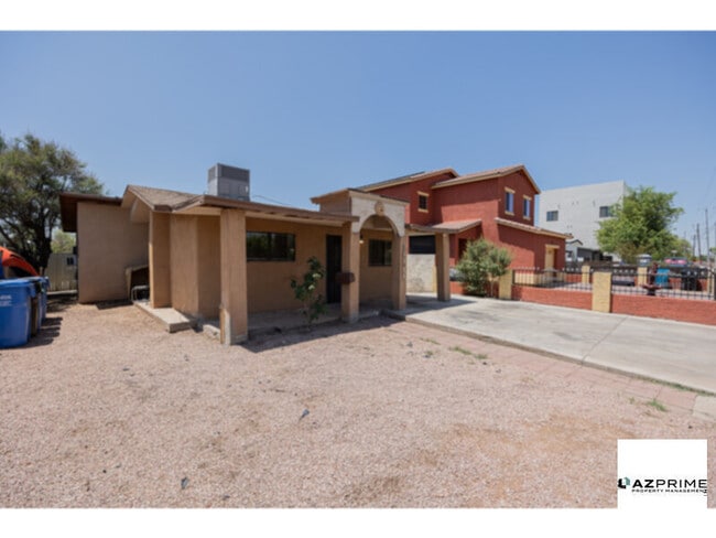 Building Photo - Discover this Charming 2/1 Phoenix Triplex...