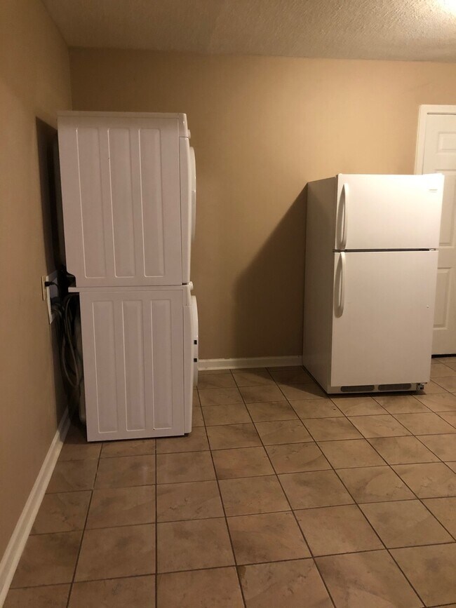 Building Photo - 501 N Bradford Ave