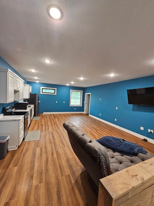 Building Photo - Move-In-Ready 1 Bedroom/1 Bathroom Executi...