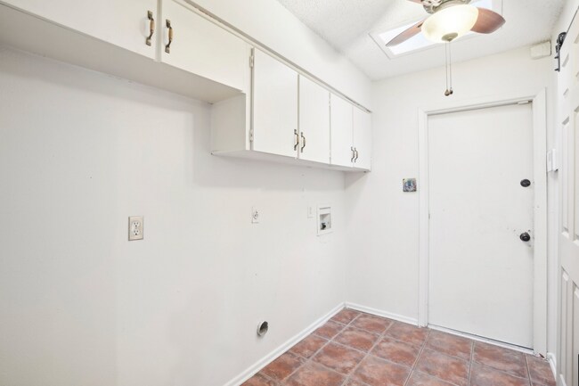 Building Photo - Beautiful Home Located in Thousand Oaks Mo...