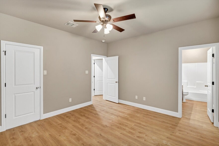 Building Photo - 404 Lake View St