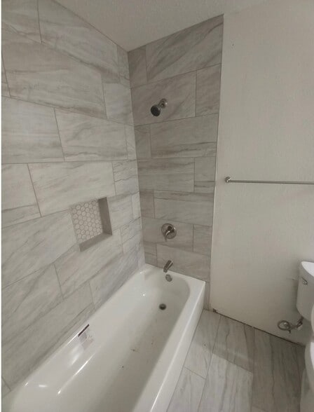 Close-up view of the bathtub. - 4720 Burma Rd