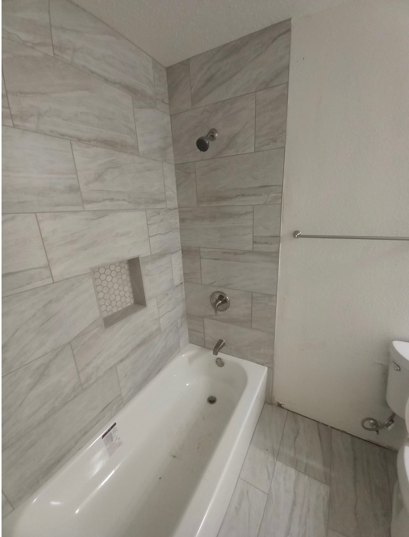 Close-up view of the bathtub. - 4720 Burma Rd