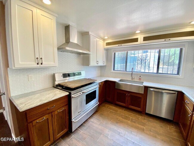 Building Photo - 3213 El Morro Rd