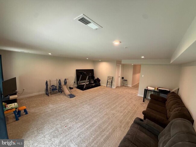 Building Photo - 256 Chase Dr