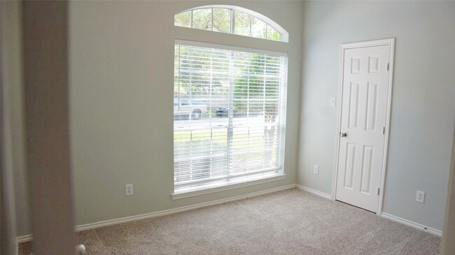 Building Photo - 3915 Summerfield Dr