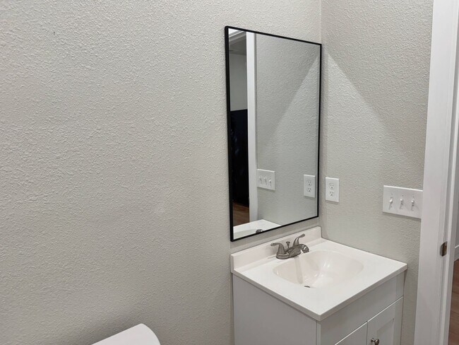 Building Photo - Fully Remodeled 3 Bed 2 Bath In Floral Hei...
