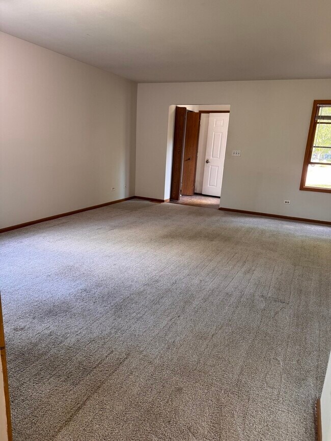Building Photo - 1327 Andover Dr