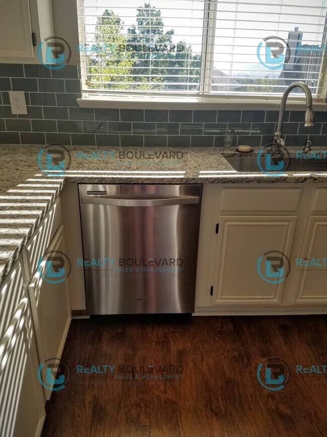 Building Photo - 1/2 MONTH FREE!! Amazing 4 Bedroom 2.5 Bat...