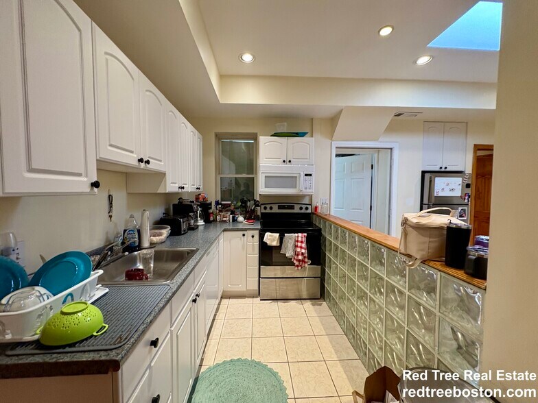 Building Photo - 1803 Beacon St