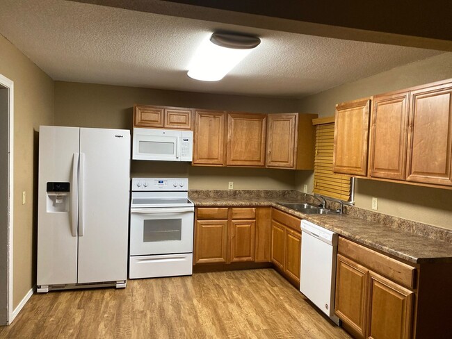 Building Photo - 3 Bedroom, 1 Bath House for Rent - All Appliances Included