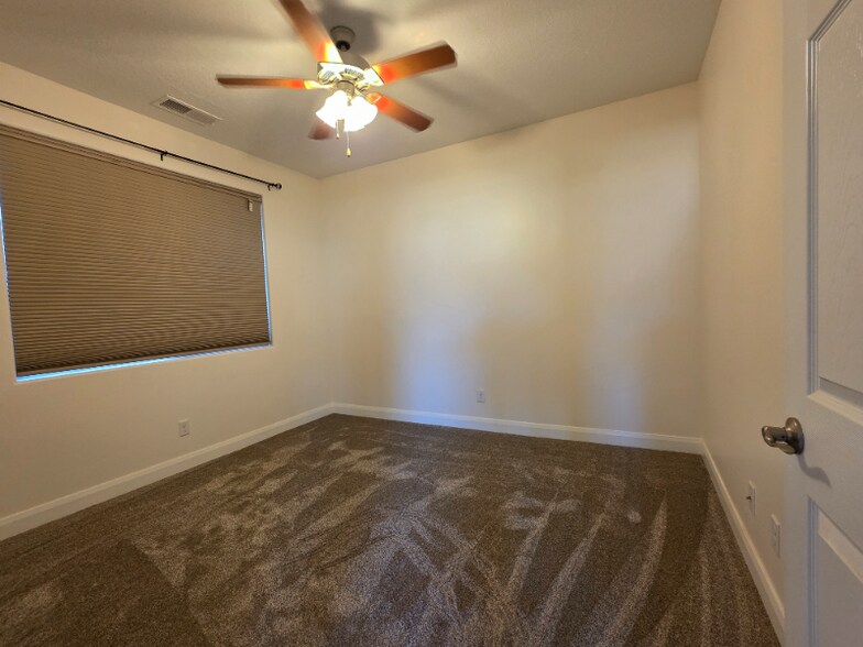 Building Photo - 311 920 N