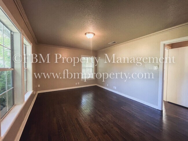 Building Photo - 802 Dunn St