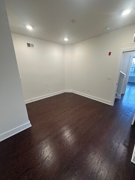 Guest Room - 516 W Montgomery Ave