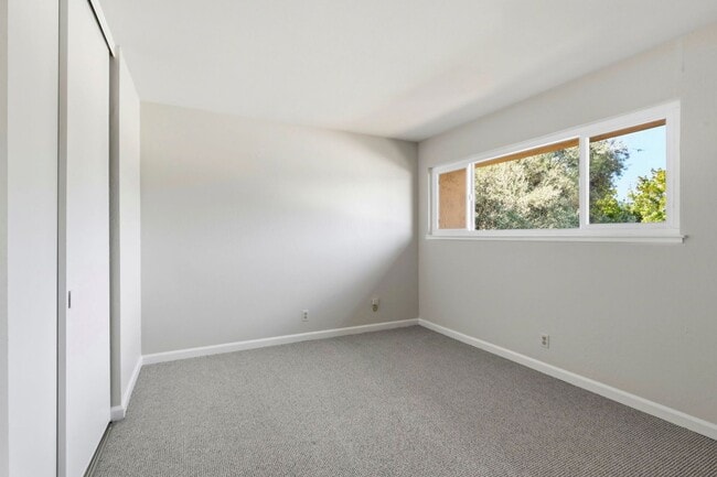 Building Photo - Sunset Park Townhouse Available for Rent!