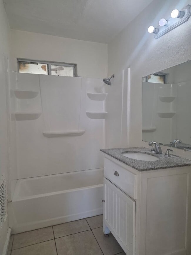 Building Photo - FOR LEASE 2 Bed 1 Bath + Bonus Room SE Bakersfield