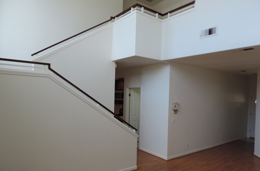 Building Photo - 1200 W 220th St