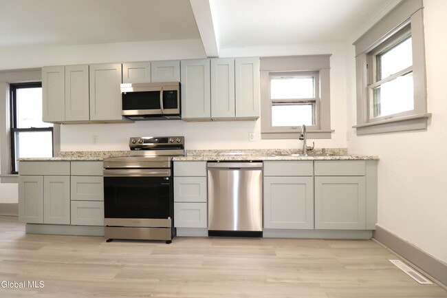 Building Photo - 442 Plymouth Ave