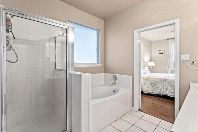 Building Photo - 5950 Mesa Verde Cir