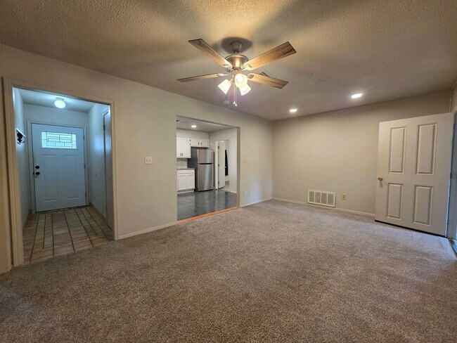 Building Photo - Cute 4 bedroom home in Shawnee