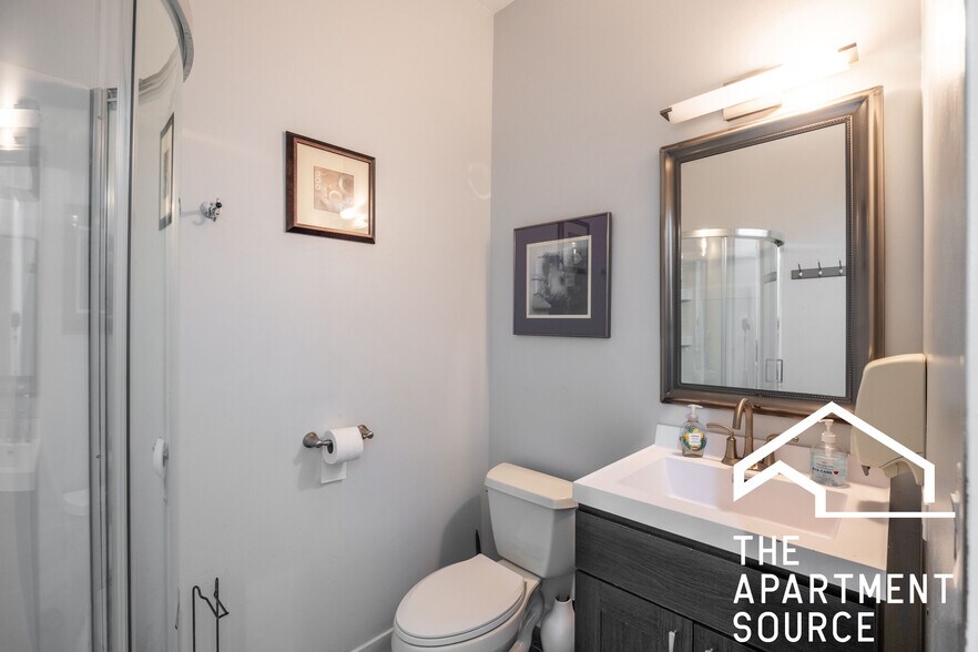 Building Photo - 1002 W Lake St