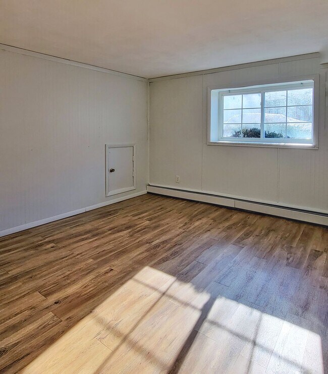 Building Photo - Heat, hot water and parking included! Cozy 2bed 1 bath condo in the center of Everett