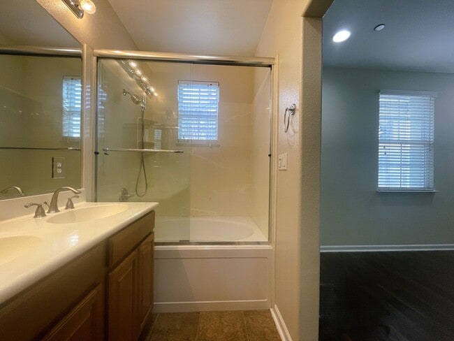 Building Photo - San Jose - 2 Bed, 2 Bath Condo Spacious San Jose Home in Convenient Location