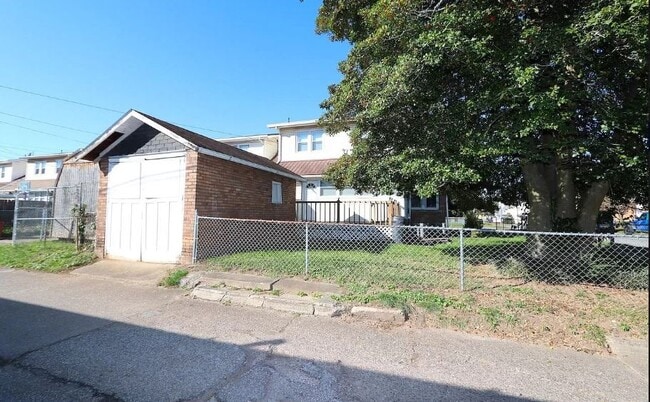 Building Photo - 2667 Chesterfield Ave